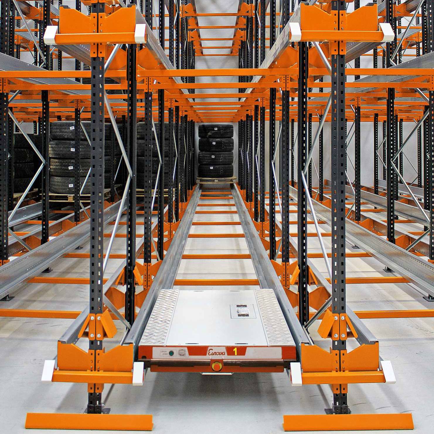 Lagerspeichersystem für Paletten mit Sateliten