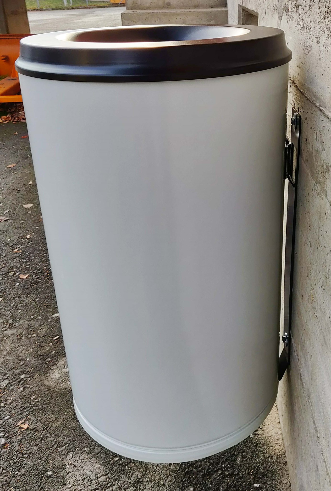 Selbstlöschende Wandabfallbehälter