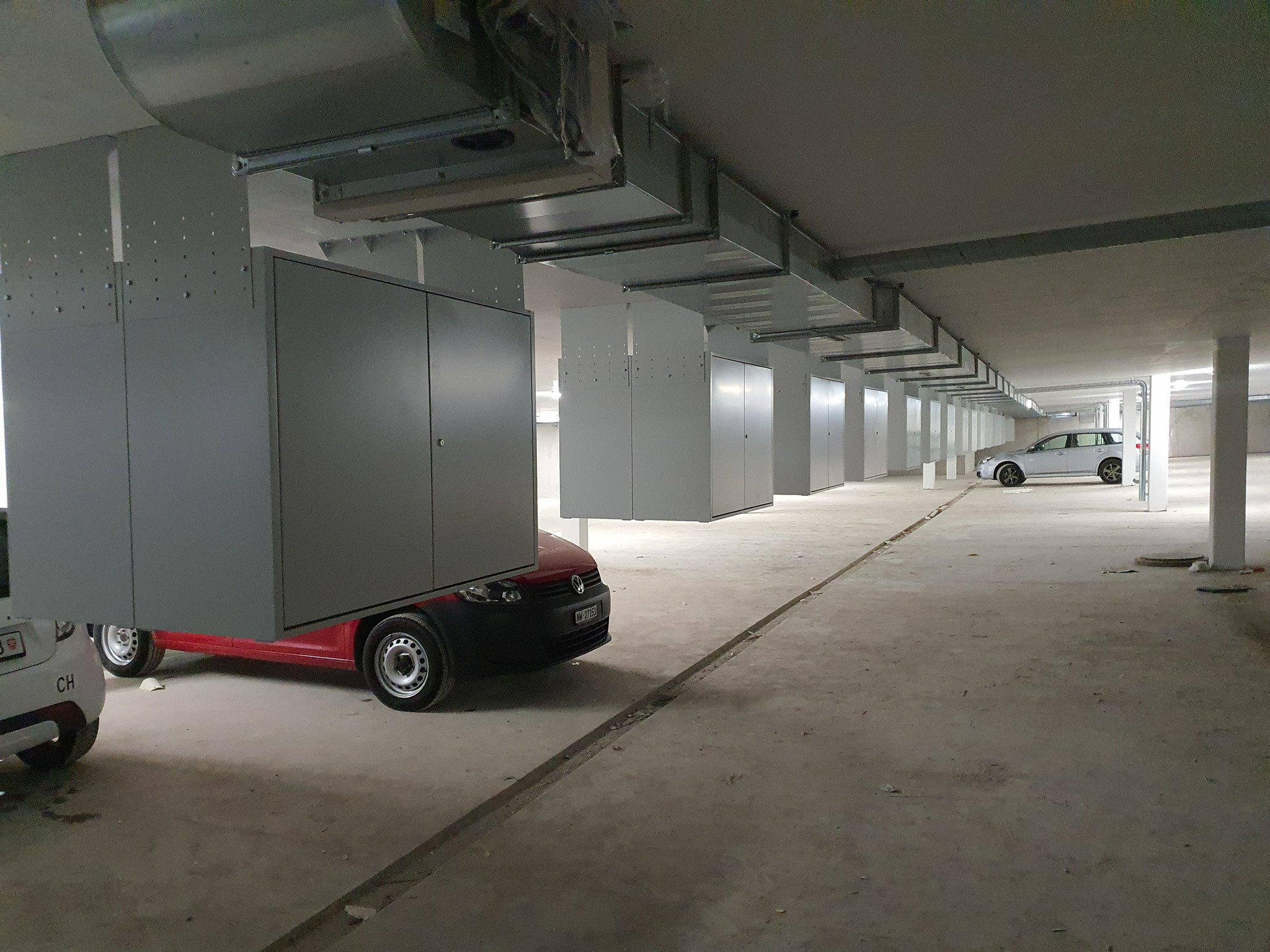 Tiefgaragenmontage mit 175 Pneuschränken