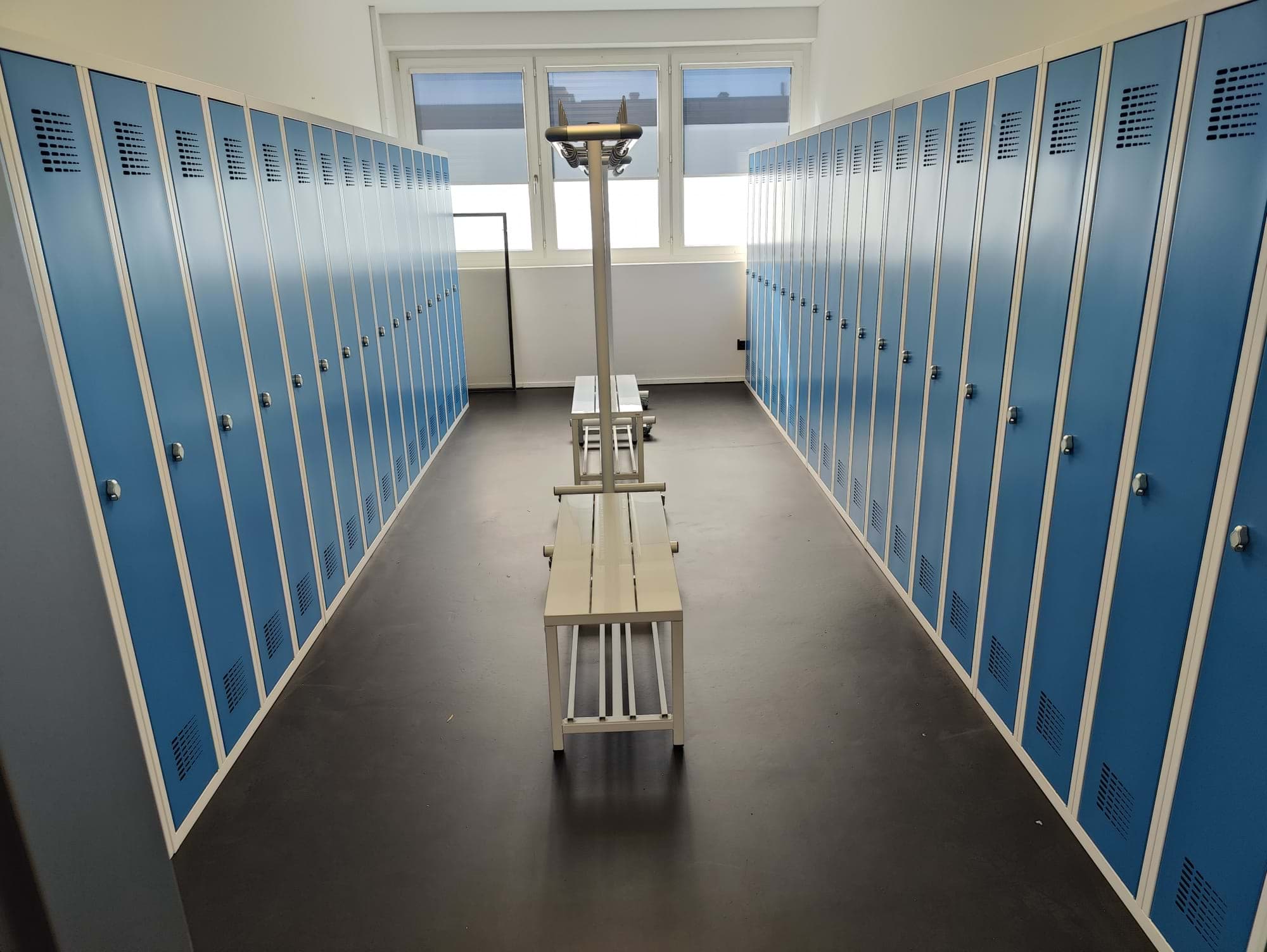 Moderne Garderobenanlage mit Sitzbänken und Garderobenständer