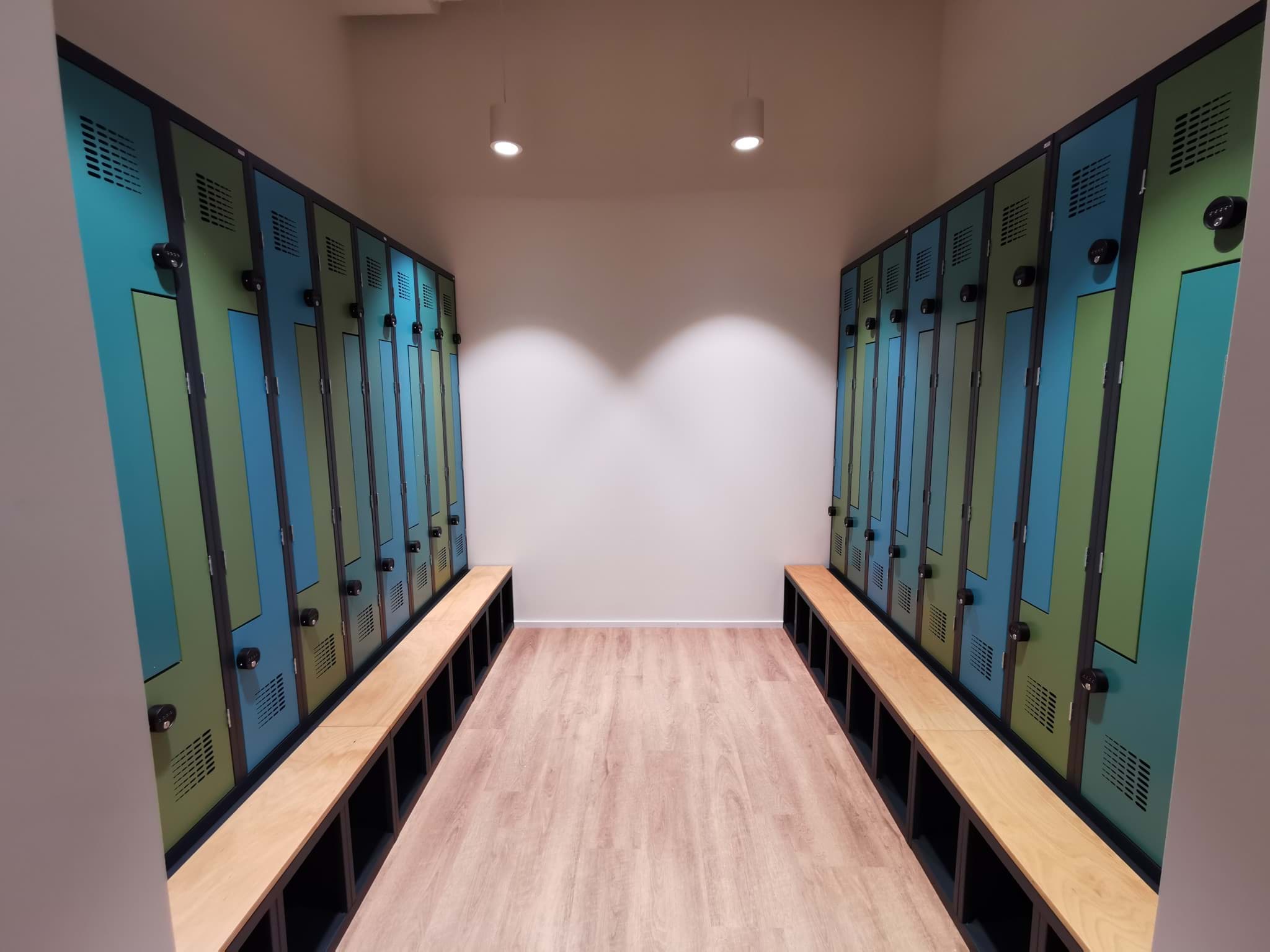 Moderne farbenfrohe Garderobe mit Z-Schränken